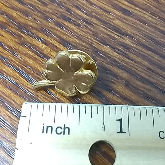 tiny gold 4-leafed clover pinch pin - Picture 3 of 3